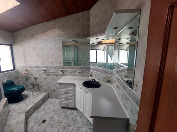 DE  OPORTUNIDAD  SE VENDE RESIDENCIA MUY AMPLIA EN PONCIANO ALTO