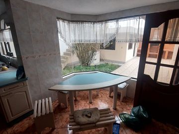 DE  OPORTUNIDAD  SE VENDE RESIDENCIA MUY AMPLIA EN PONCIANO ALTO