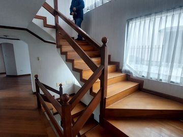 DE  OPORTUNIDAD  SE VENDE RESIDENCIA MUY AMPLIA EN PONCIANO ALTO