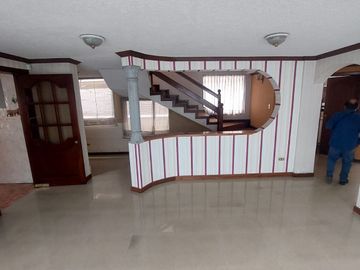 DE  OPORTUNIDAD  SE VENDE RESIDENCIA MUY AMPLIA EN PONCIANO ALTO