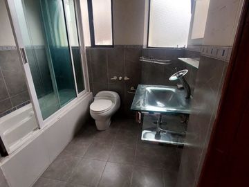 DE  OPORTUNIDAD  SE VENDE RESIDENCIA MUY AMPLIA EN PONCIANO ALTO