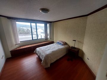 DE  OPORTUNIDAD  SE VENDE RESIDENCIA MUY AMPLIA EN PONCIANO ALTO