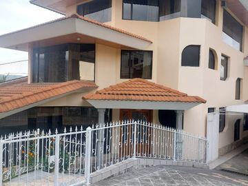 DE  OPORTUNIDAD  SE VENDE RESIDENCIA MUY AMPLIA EN PONCIANO ALTO