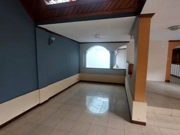 DE  OPORTUNIDAD  SE VENDE RESIDENCIA MUY AMPLIA EN PONCIANO ALTO