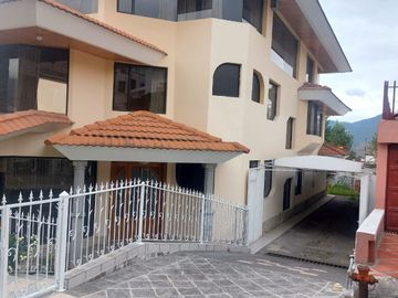 DE  OPORTUNIDAD  SE VENDE RESIDENCIA MUY AMPLIA EN PONCIANO ALTO