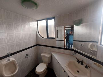 DE  OPORTUNIDAD  SE VENDE RESIDENCIA MUY AMPLIA EN PONCIANO ALTO