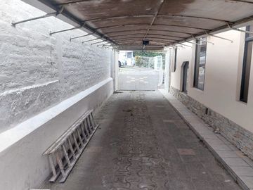 DE  OPORTUNIDAD  SE VENDE RESIDENCIA MUY AMPLIA EN PONCIANO ALTO