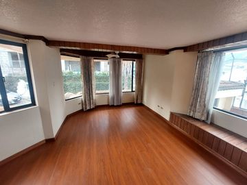 DE  OPORTUNIDAD  SE VENDE RESIDENCIA MUY AMPLIA EN PONCIANO ALTO