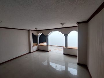 DE  OPORTUNIDAD  SE VENDE RESIDENCIA MUY AMPLIA EN PONCIANO ALTO