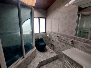 DE  OPORTUNIDAD  SE VENDE RESIDENCIA MUY AMPLIA EN PONCIANO ALTO