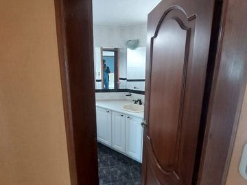 DE  OPORTUNIDAD  SE VENDE RESIDENCIA MUY AMPLIA EN PONCIANO ALTO