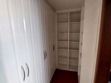 DE  OPORTUNIDAD  SE VENDE RESIDENCIA MUY AMPLIA EN PONCIANO ALTO