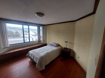 DE  OPORTUNIDAD  SE VENDE RESIDENCIA MUY AMPLIA EN PONCIANO ALTO