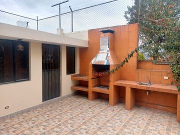 DE  OPORTUNIDAD  SE VENDE RESIDENCIA MUY AMPLIA EN PONCIANO ALTO