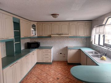 DE  OPORTUNIDAD  SE VENDE RESIDENCIA MUY AMPLIA EN PONCIANO ALTO