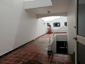 Venta Casa Muy Linda y Comoda, con Piscina, Miravalle - Cumbaya