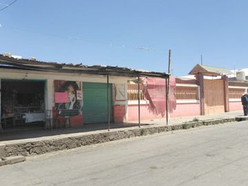 Casa con dos locales y dos cisternas de 20 mil lts sobre la avenida principal