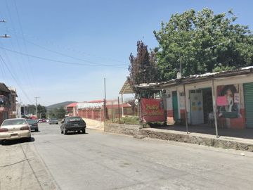 Casa con dos locales y dos cisternas de 20 mil lts sobre la avenida principal