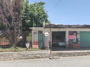 Casa con dos locales y dos cisternas de 20 mil lts sobre la avenida principal
