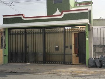 Casa con dos locales y dos cisternas de 20 mil lts sobre la avenida principal