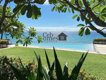 Resale Three Bedrooms Beach Villa in Coral Point
