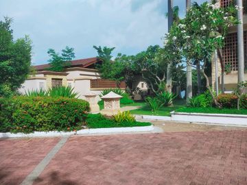 Resale Three Bedrooms Beach Villa in Coral Point