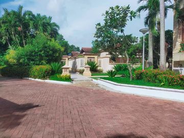 Resale Three Bedrooms Beach Villa in Coral Point