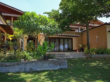 Resale Three Bedrooms Beach Villa in Coral Point