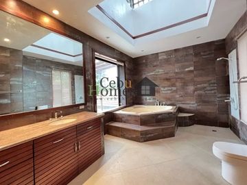 Resale Three Bedrooms Beach Villa in Coral Point