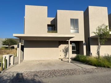 VENTA CASA CON RECAMARA EN PLANTA BAJA EN ALTOZANO QUERÉTARO