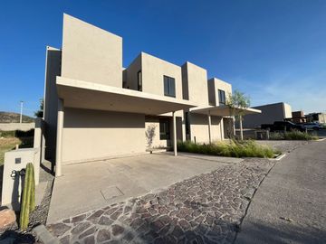VENTA CASA CON RECAMARA EN PLANTA BAJA EN ALTOZANO QUERÉTARO