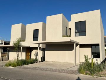 VENTA CASA CON RECAMARA EN PLANTA BAJA EN ALTOZANO QUERÉTARO