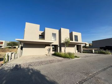 VENTA CASA CON RECAMARA EN PLANTA BAJA EN ALTOZANO QUERÉTARO