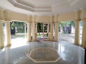 RUMAH LUAS dgn TAMAN at Jl TEUKU UMAR / MENTENG, JAKPUS