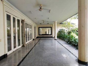 RUMAH LUAS dgn TAMAN at Jl TEUKU UMAR / MENTENG, JAKPUS
