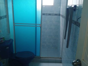 SE VENDE CASA EN SAN JOSE DE DOS PISO; BALCÓN CON VISTA A LA CALLE Y PARQUEADERO
