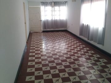 SE VENDE CASA EN SAN JOSE DE DOS PISO; BALCÓN CON VISTA A LA CALLE Y PARQUEADERO