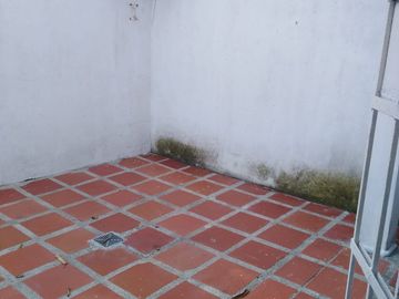 SE VENDE CASA EN SAN JOSE DE DOS PISO; BALCÓN CON VISTA A LA CALLE Y PARQUEADERO