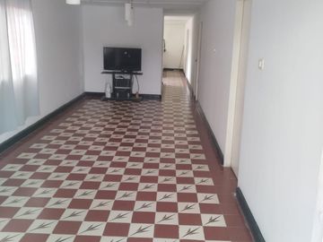 SE VENDE CASA EN SAN JOSE DE DOS PISO; BALCÓN CON VISTA A LA CALLE Y PARQUEADERO