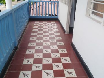 SE VENDE CASA EN SAN JOSE DE DOS PISO; BALCÓN CON VISTA A LA CALLE Y PARQUEADERO