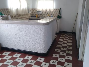 SE VENDE CASA EN SAN JOSE DE DOS PISO; BALCÓN CON VISTA A LA CALLE Y PARQUEADERO