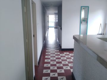 SE VENDE CASA EN SAN JOSE DE DOS PISO; BALCÓN CON VISTA A LA CALLE Y PARQUEADERO