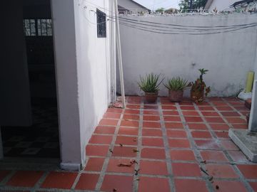 SE VENDE CASA EN SAN JOSE DE DOS PISO; BALCÓN CON VISTA A LA CALLE Y PARQUEADERO