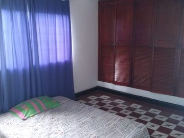 SE VENDE CASA EN SAN JOSE DE DOS PISO; BALCÓN CON VISTA A LA CALLE Y PARQUEADERO