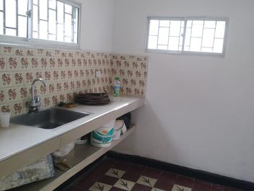 SE VENDE CASA EN SAN JOSE DE DOS PISO; BALCÓN CON VISTA A LA CALLE Y PARQUEADERO