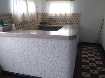 SE VENDE CASA EN SAN JOSE DE DOS PISO; BALCÓN CON VISTA A LA CALLE Y PARQUEADERO