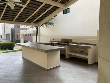 CASA DE TRES PLANTAS EN VENTA EN LADERAS ABEDUL (EL URO)
