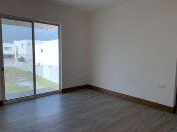 CASA DE TRES PLANTAS EN VENTA EN LADERAS ABEDUL (EL URO)
