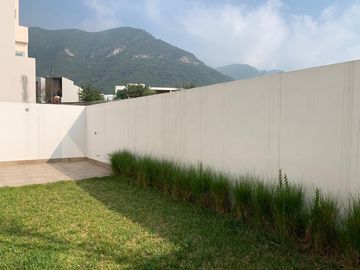 CASA DE TRES PLANTAS EN VENTA EN LADERAS ABEDUL (EL URO)