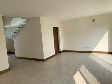 CASA DE TRES PLANTAS EN VENTA EN LADERAS ABEDUL (EL URO)